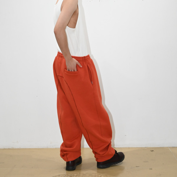 CEASE /// C-SEAM SWEATPANT BURNT ORANGE 05