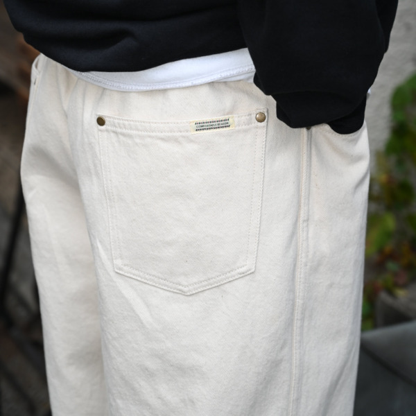 COMFORTABLE REASON /// Rodeo Slacks Off white 08